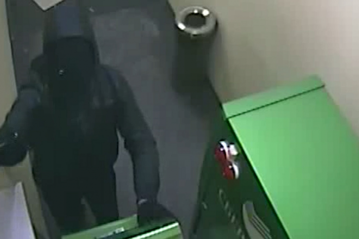 Мужчина ночью взломал банкомат, расположенный в круглосуточном отделении банка
