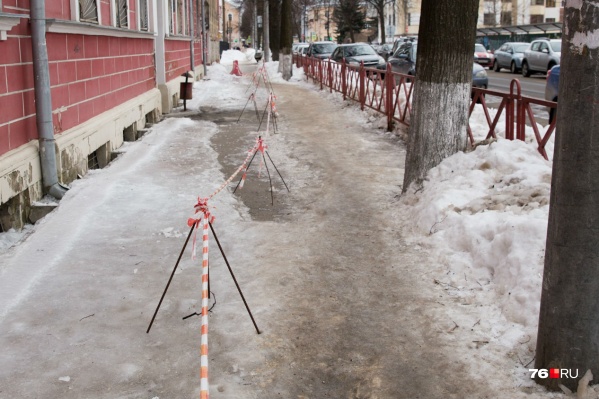 Женщина потребовала возместить и физические, и нравственные страдания после падения на тротуаре Женщина потребовала возместить и физические, и нравственные страдания после падения на тротуаре