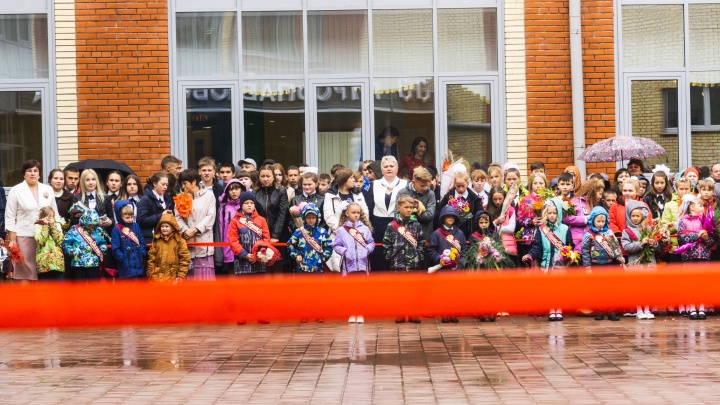 Целование креста и первоклашки под дождём: фоторепортаж с открытия новой школы в омском селе
