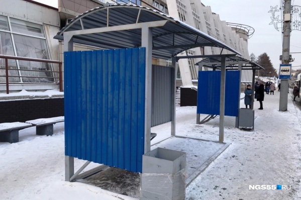 Павильоны настолько новые, что с одной из урн до сих пор никто не оторвал защитную плёнку Павильоны настолько новые, что с одной из урн до сих пор никто не оторвал защитную плёнку