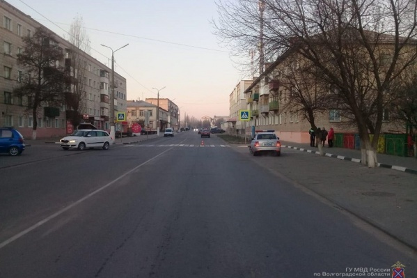 Мальчик переходил дорогу со взрослыми по пешеходному переходу Мальчик переходил дорогу со взрослыми по пешеходному переходу