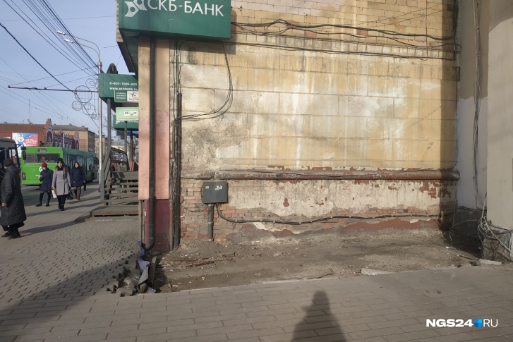 От ларька осталась дыра в брусчатке От ларька осталась дыра в брусчатке