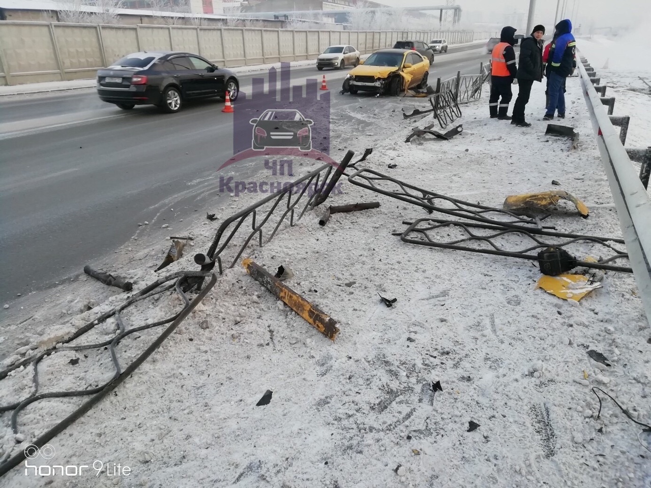 Автомобиль собрал несколько секций ограждения Автомобиль собрал несколько секций ограждения