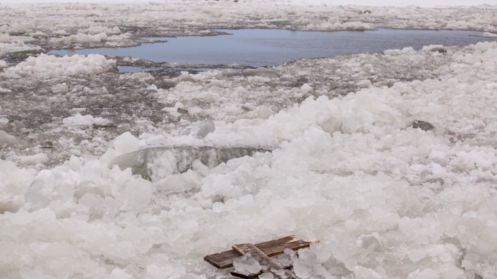 Еще немного, еще чуть-чуть: ледоход на Северной Двине остановился в Холмогорском районе