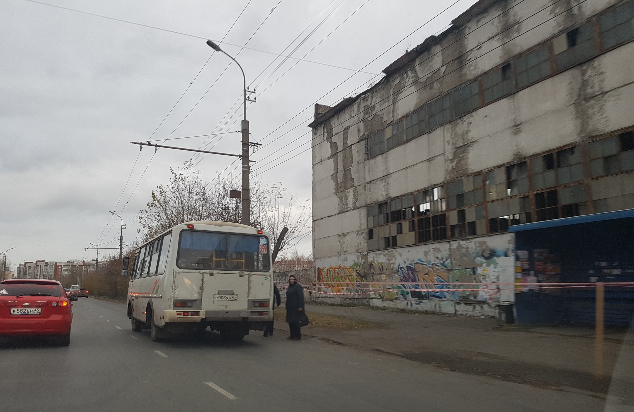 Автобусную остановку перенесли на несколько метров от стены здания Автобусную остановку перенесли на несколько метров от стены здания