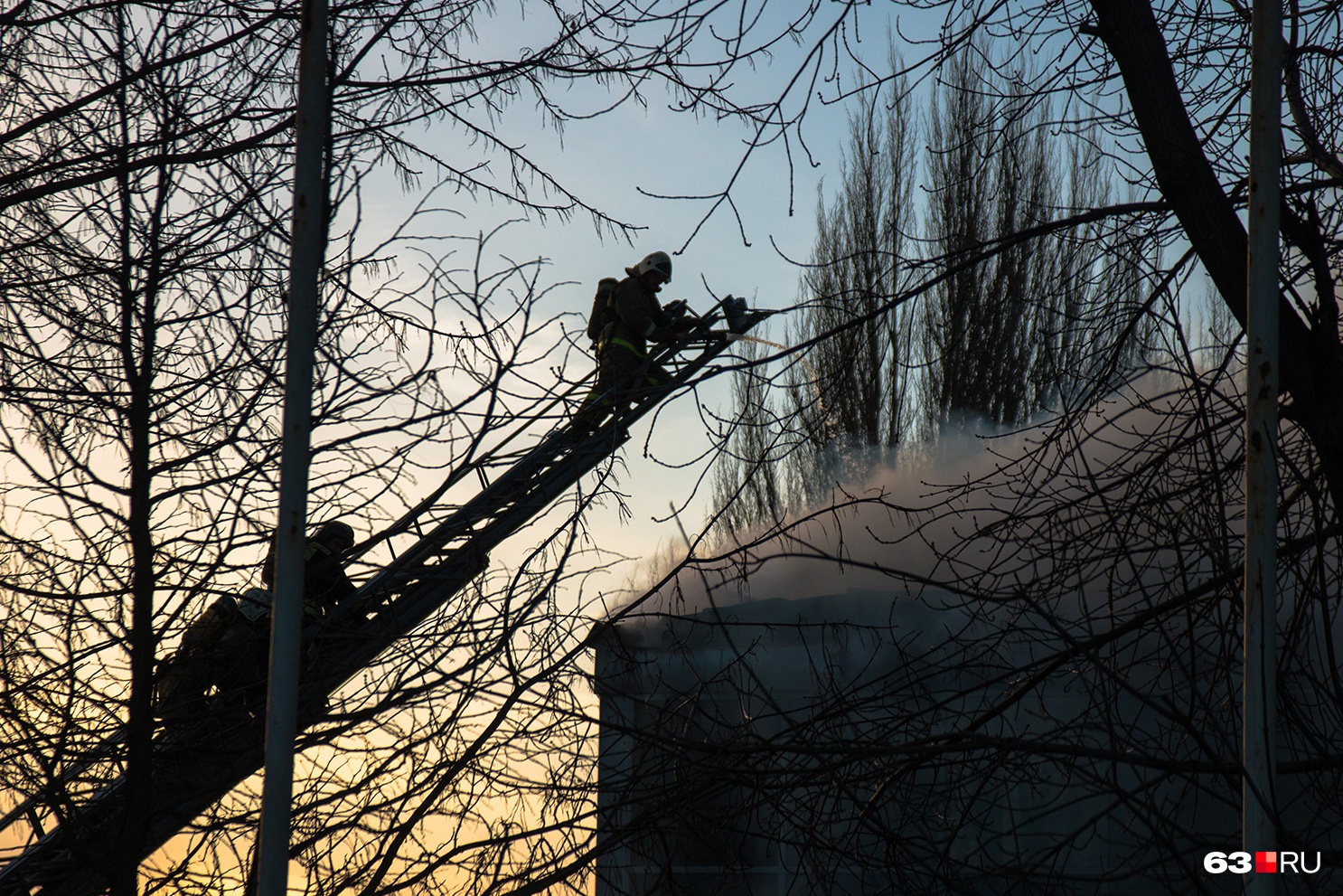 В старой Самаре крупный пожар: горит заброшенное здание