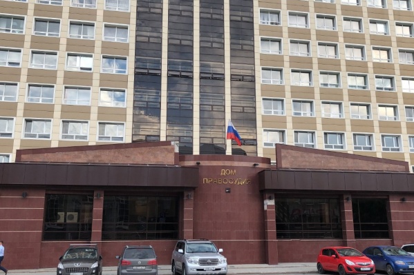 Мужчина травмировал себе руку во время заседания Мужчина травмировал себе руку во время заседания