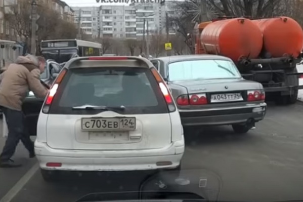 Потасовка на проезжей части Потасовка на проезжей части 