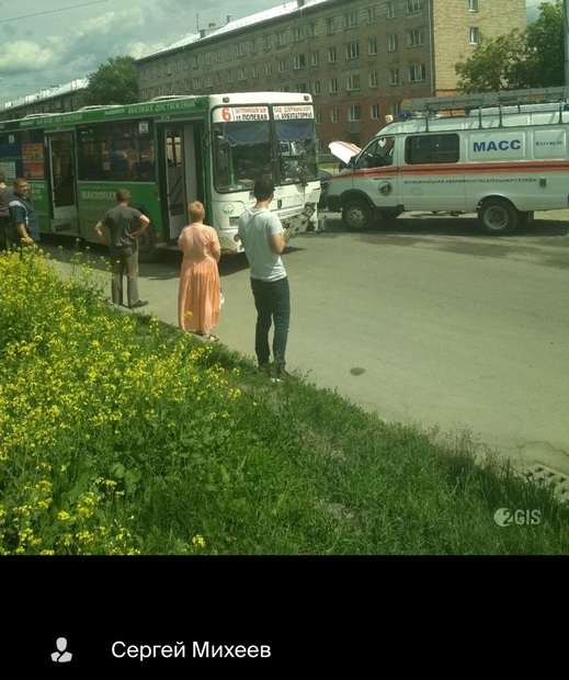 Согласно первоначальным данным, в аварии пострадали четыре человека Согласно первоначальным данным, в аварии пострадали четыре человека