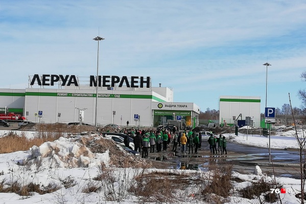 У магазина толпятся люди У магазина толпятся люди