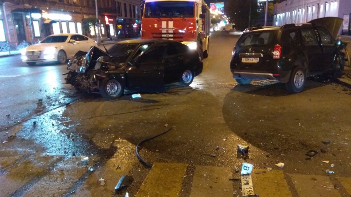 В центре Екатеринбурга после столкновения с «двенадцатой» Renault Duster отбросило на ограждение