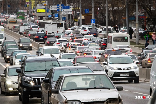 Движение сильно затруднено в центре города Движение сильно затруднено в центре города