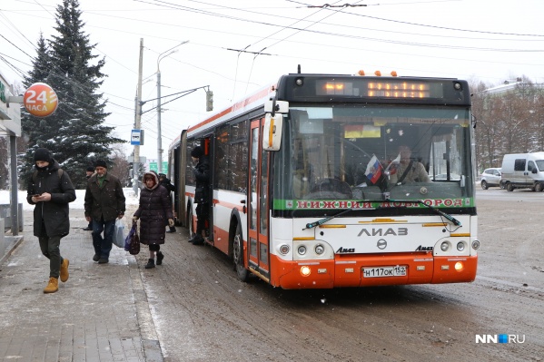 Когда автобус отошел от остановки в нем было 28 пассажиров на первой остановке несколько человек