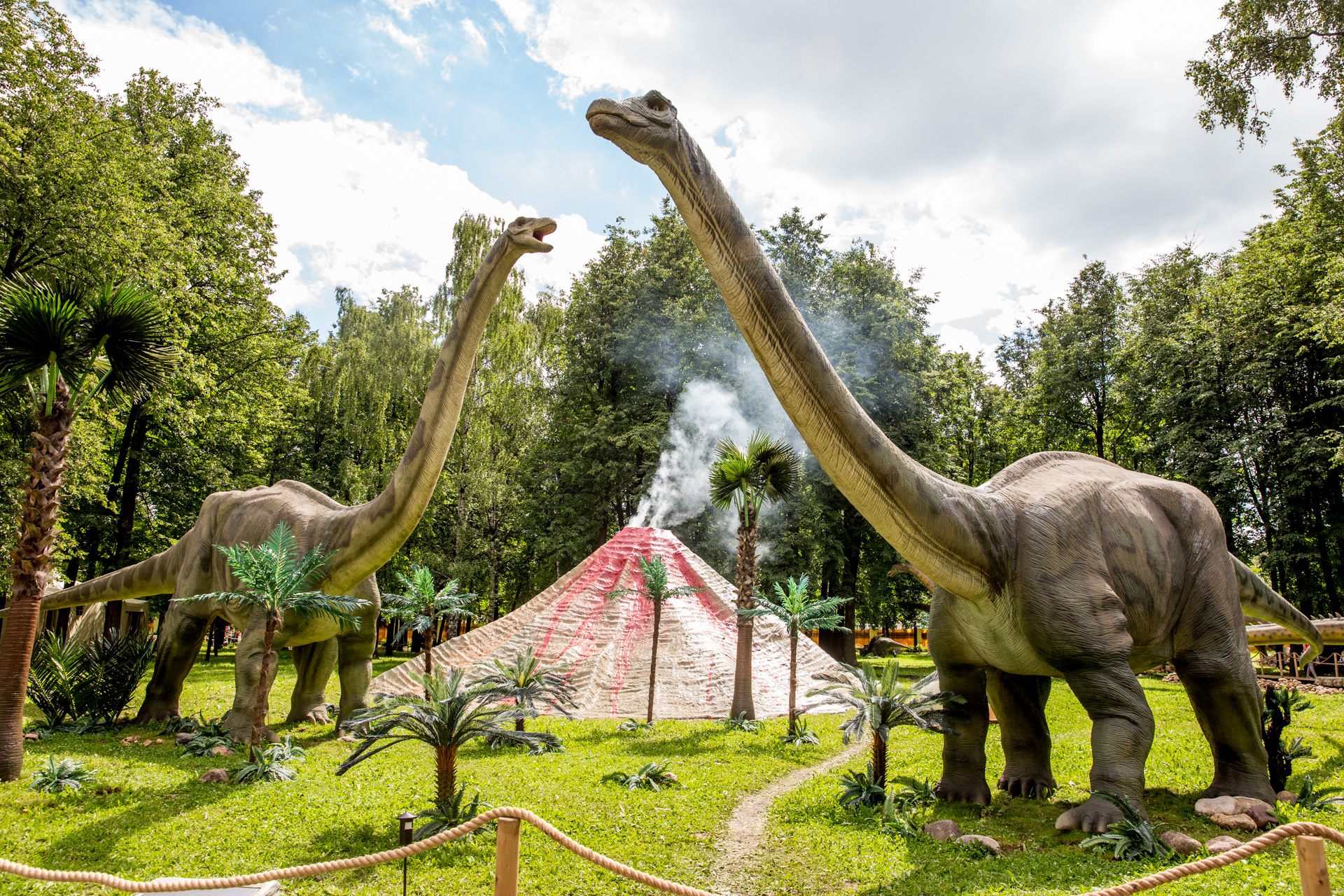 В парке больше пятидесяти динозавров натуральной величины