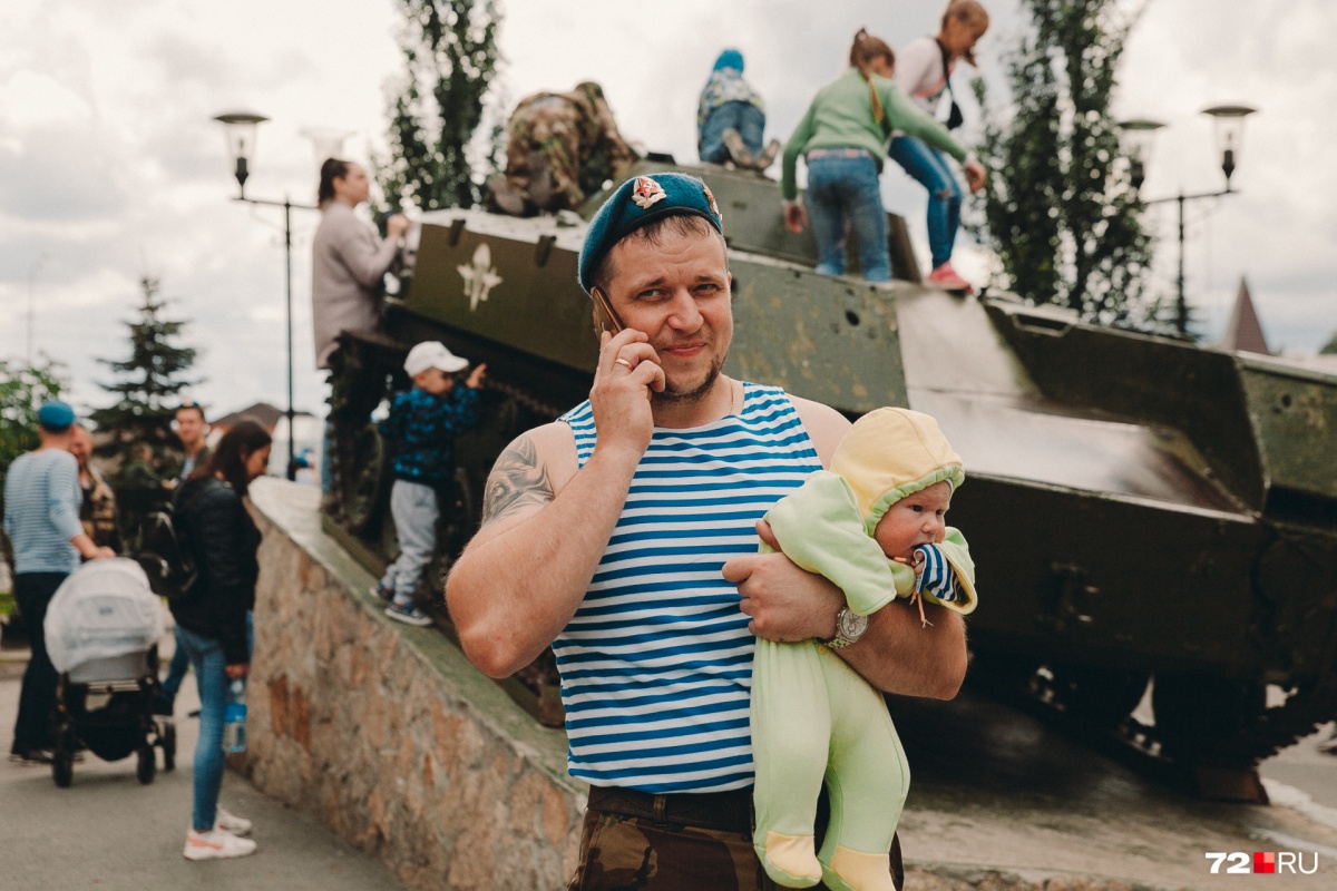 В Тюмени День ВДВ <a href="https://72.ru/text/gorod/66183583/" target="_blank" class="_">посещают даже тогда</a>, когда ходить в принципе еще рановато В Тюмени День ВДВ <a href="https://72.ru/text/gorod/66183583/" target="_blank" class="_">посещают даже тогда</a>, когда ходить в принципе еще рановато