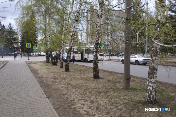 Автобус и машина полностью блокировали проезд по Парижской Коммуны в сторону Маркса Автобус и машина полностью блокировали проезд по Парижской Коммуны в сторону Маркса