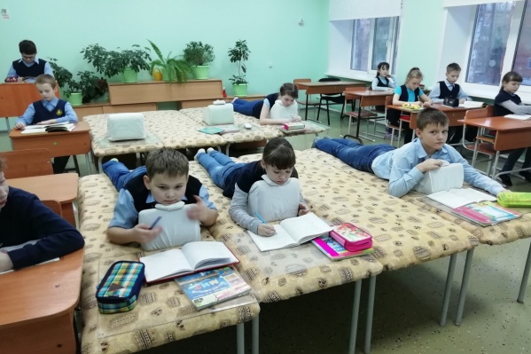 Практически в каждом классе установлено по 8–10 лежаков Практически в каждом классе установлено по 8–10 лежаков