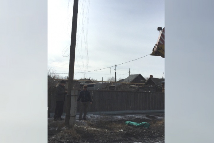 Мальчик погиб, зацепившись за оголённый провод во время прогулки Мальчик погиб, зацепившись за оголённый провод во время прогулки
