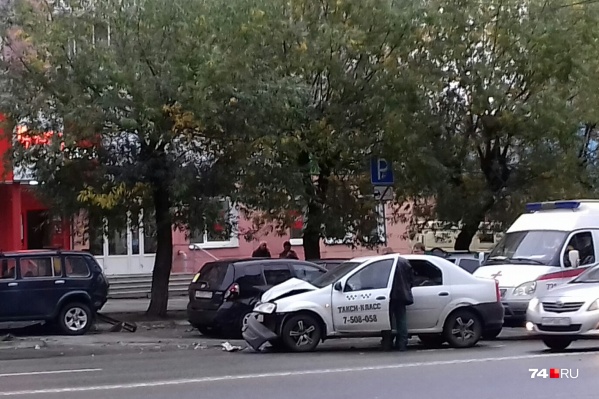 Удар пришёлся на правую сторону машины, где сидел пассажир Удар пришёлся на правую сторону машины, где сидел пассажир