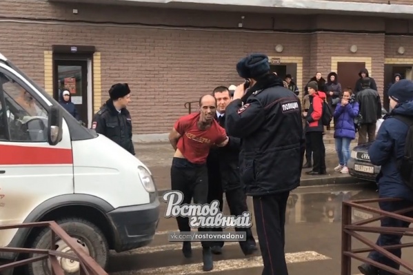 Дебошира пришлось силой усадить в машину скорой помощи Дебошира пришлось силой усадить в машину скорой помощи