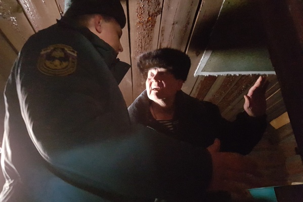 Сотрудник МЧС доказывает, почему печка в бане используется с нарушениями Сотрудник МЧС доказывает, почему печка в бане используется с нарушениями