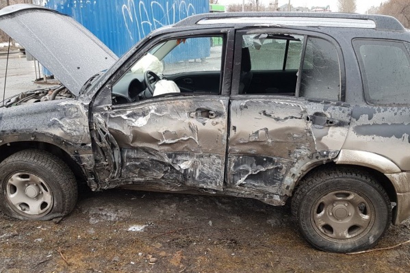 После удара Suzuki влетела в столб После удара Suzuki влетела в столб