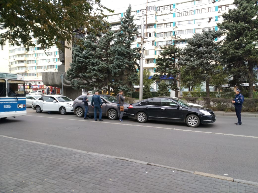 В центре Волгограда столкнулись четыре дорогих иномарки