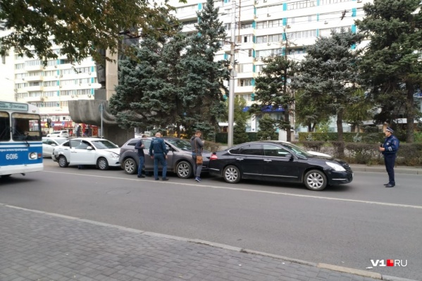 Два Nissan, Toyota и Mazda не смогли разъехаться в утренний час пик Два Nissan, Toyota и Mazda не смогли разъехаться в утренний час пик