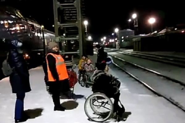 Ребятам пришлось долго ждать, когда тронется с места товарняк. А было не жарко Ребятам пришлось долго ждать, когда тронется с места товарняк. А было не жарко