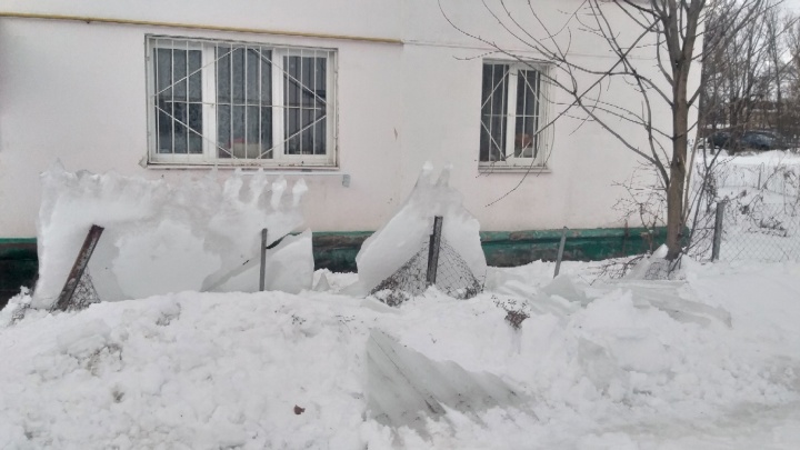 «Ледниковый период, а властям дела нет»: в Ярославле с крыш падают огромные глыбы