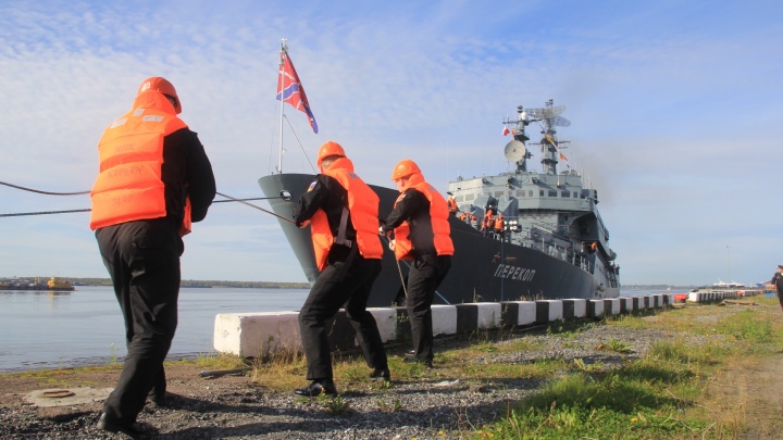 Очередь на причале, курсанты и уставшие дети: как Архангельск встретил учебный корабль «Перекоп»