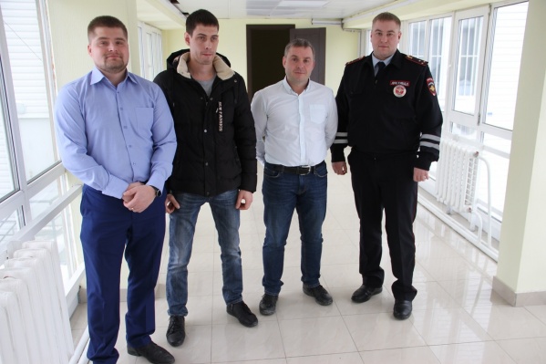 Гонщик, который на фото второй слева, теперь не сможет участвовать в официальных соревнованиях Гонщик, который на фото второй слева, теперь не сможет участвовать в официальных соревнованиях