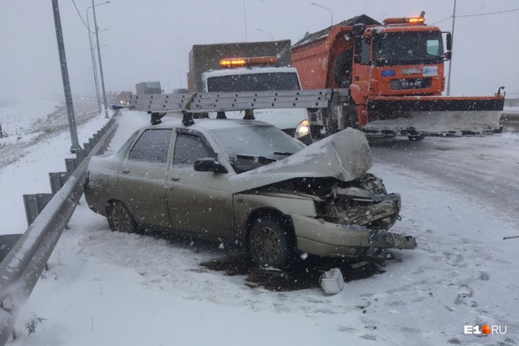 Одна из сегодняшних аварий — на трассе Екатеринбург — Челябинск. К счастью, никто не пострадал 