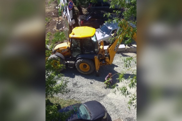 Рабочие пытаются зайти на стройку, но жители им мешают Рабочие пытаются зайти на стройку, но жители им мешают