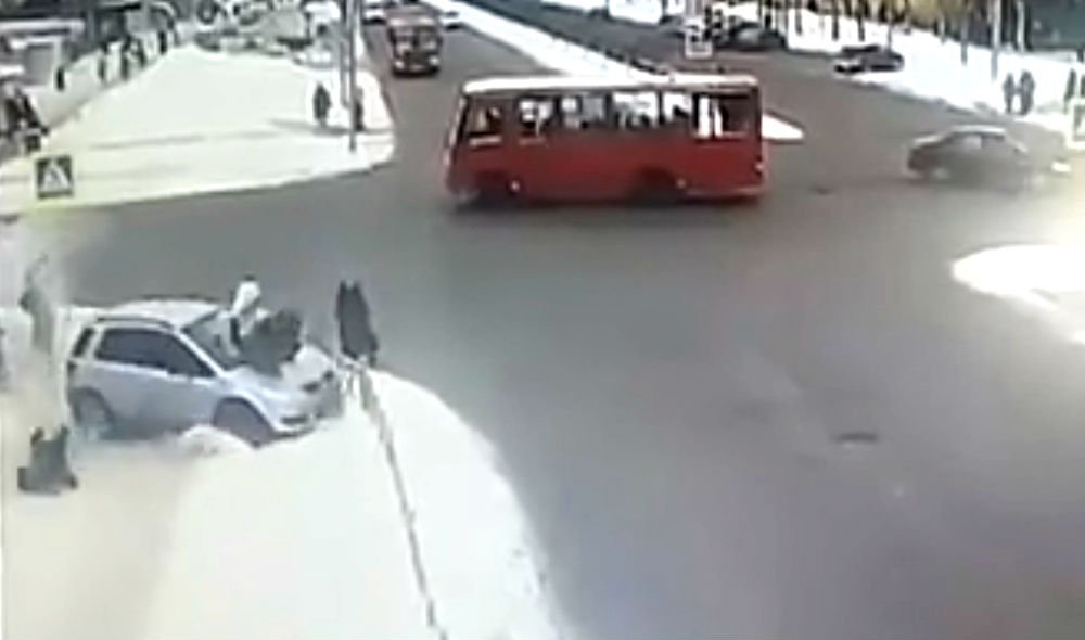 В Ярославле после столкновения с маршруткой машина вылетела на тротуар и снесла пешеходов. Видео