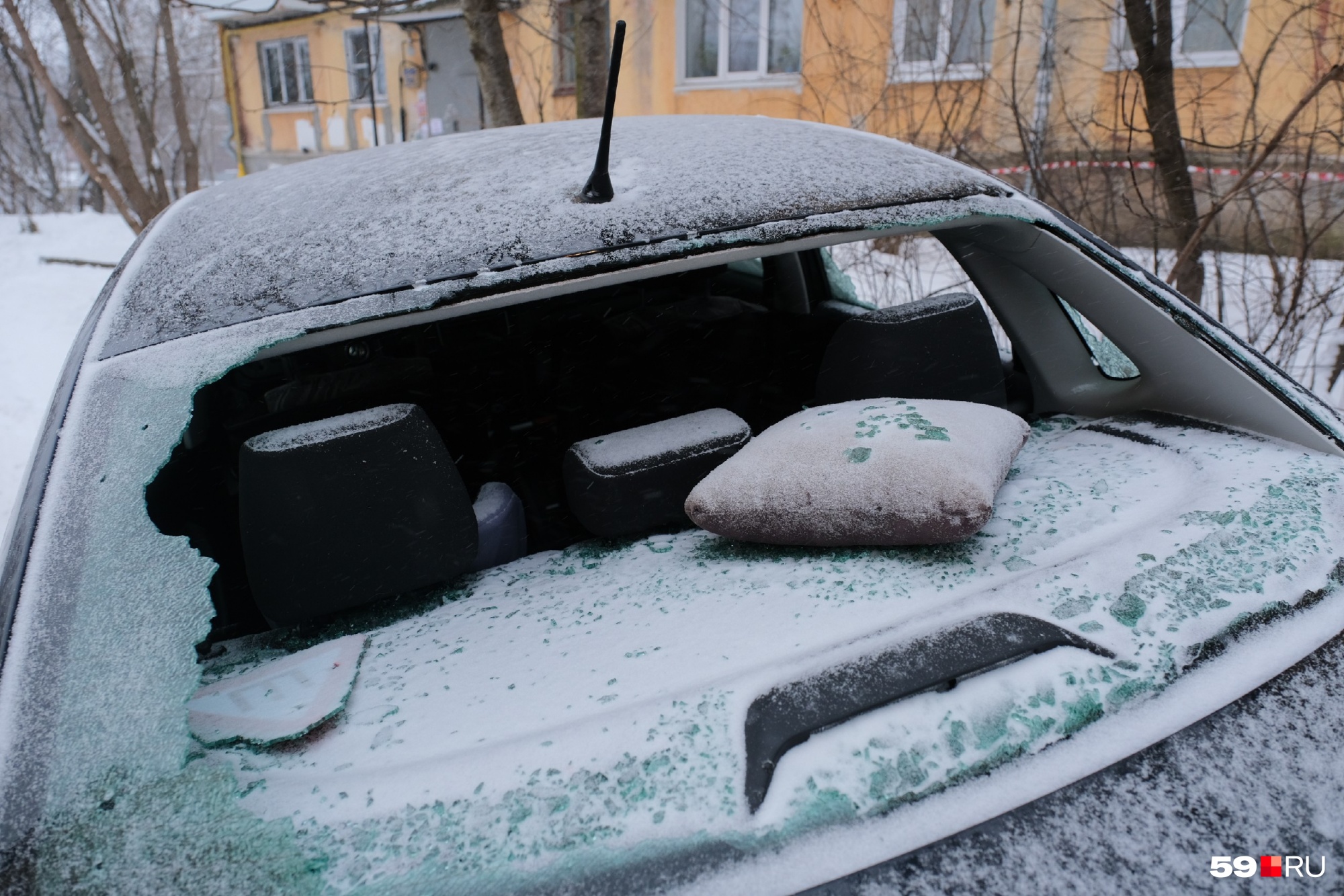 У автомобиля разбито стекло У автомобиля разбито стекло