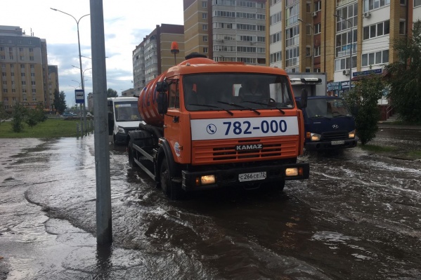 В Тюмени сильный дождь затопил часть улиц. Воду уже откачивают В Тюмени сильный дождь затопил часть улиц. Воду уже откачивают