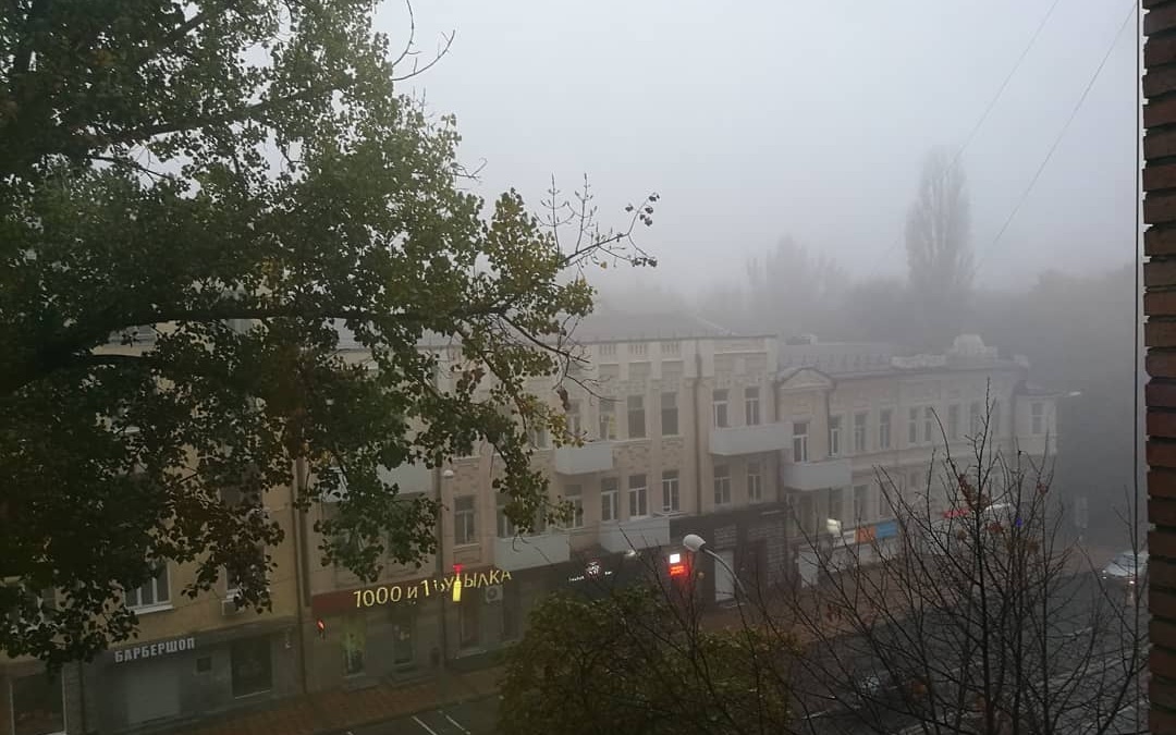 Где находится барбершоп на этом фото?