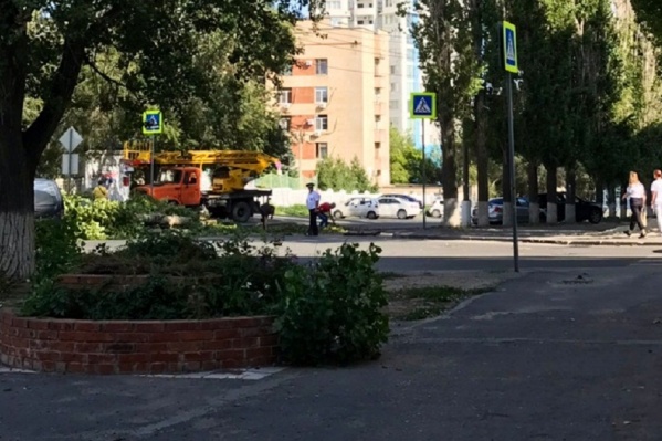 На место падения прибыли полицейские и коммунальщики На место падения прибыли полицейские и коммунальщики