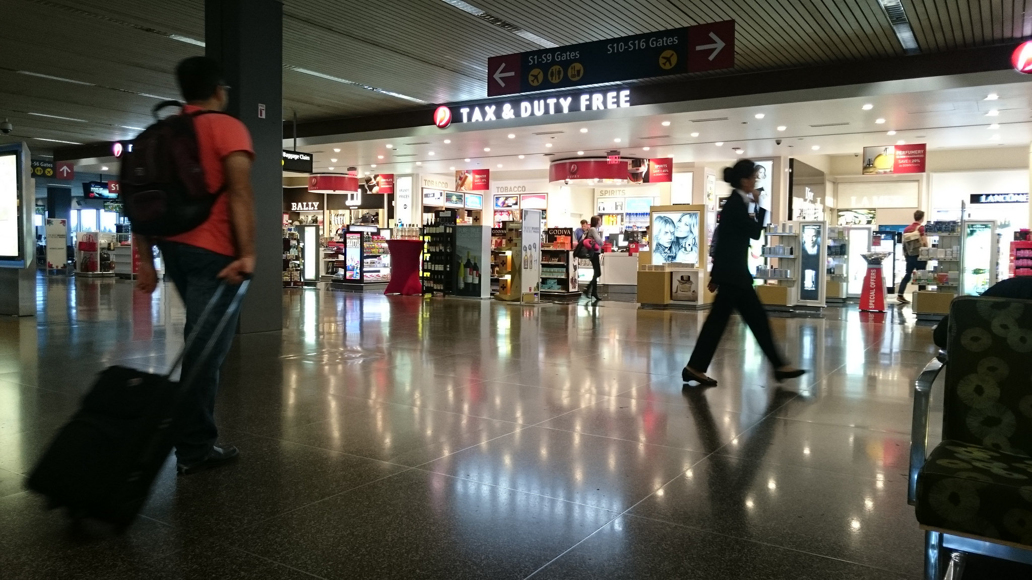 В Duty Free отовариваются только пассажиры В Duty Free отовариваются только пассажиры 
