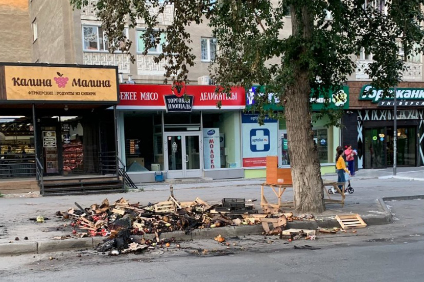 Часть мусора лежит на дороге Часть мусора лежит на дороге