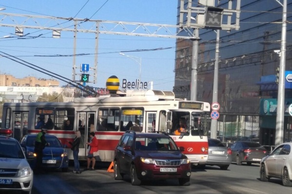 Общественному транспорту приходится объезжать столкнувшиеся машины по встречке Общественному транспорту приходится объезжать столкнувшиеся машины по встречке
