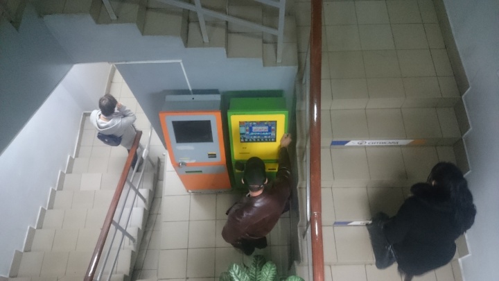 «Очередями стоят»: на Гордеевке игровые автоматы замаскировали под терминалы оплаты
