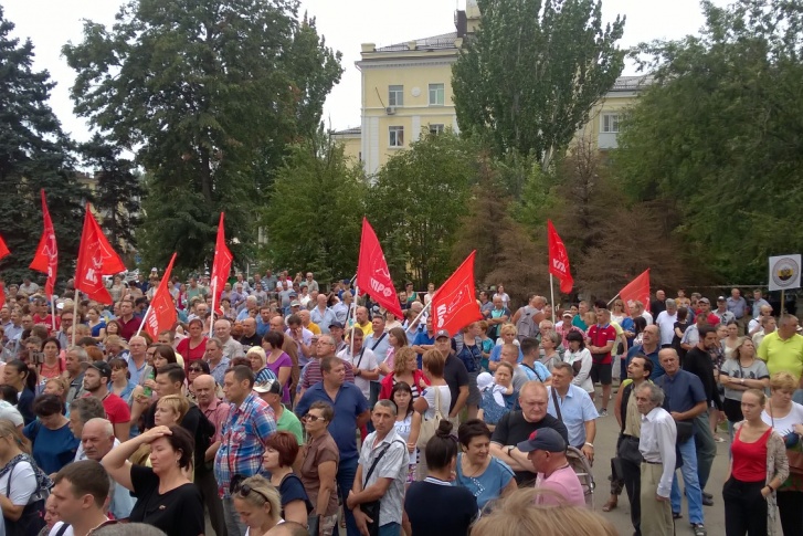 Ростовчане собираются на площади Ленина