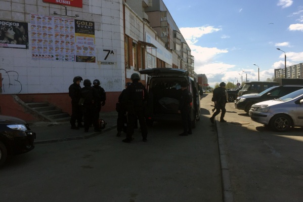 Территорию вокруг дома оцепили полицейские Территорию вокруг дома оцепили полицейские