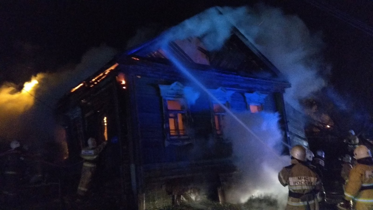Клубы дыма из-под крыши: в Самаре на Неверова сгорел жилой дом