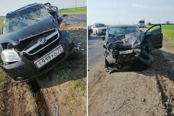 Два автомобиля сильно пострадали. Спасателям пришлось вытаскивать пассажиров Два автомобиля сильно пострадали. Спасателям пришлось вытаскивать пассажиров