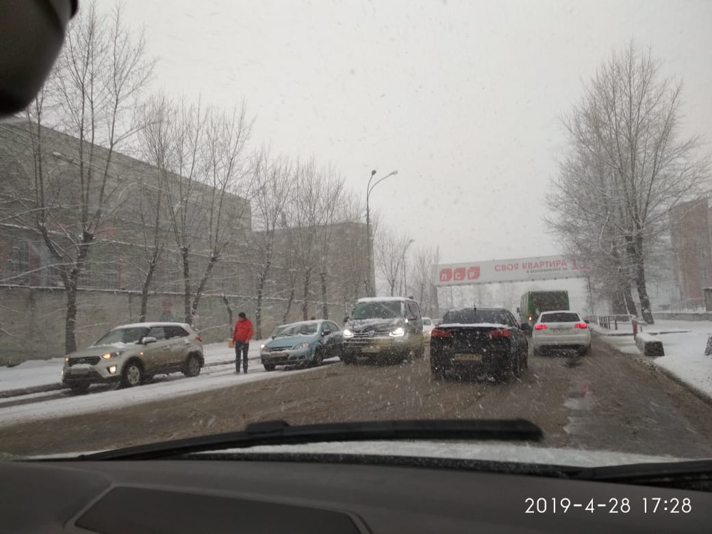 Фуры разворачивало, тракты вставали в многокилометровые пробки: как Екатеринбург пережил метель