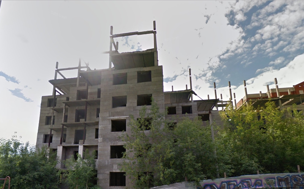 Многоэтажку на Голованова признали
самовольной постройкой и оставили разрушаться