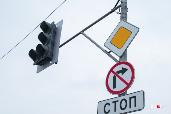 Светофоры установили в надежде, что интенсивность потока на кольце усилится Светофоры установили в надежде, что интенсивность потока на кольце усилится